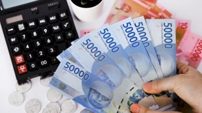 Ilustrasi - Bank Dunia merilis laporan terbaru yang menyebutkan bahwa kebijakan upah minimum yang terlalu tinggi memicu banyak tenaga kerja masuk ke sektor informal. (Dok. Ist)