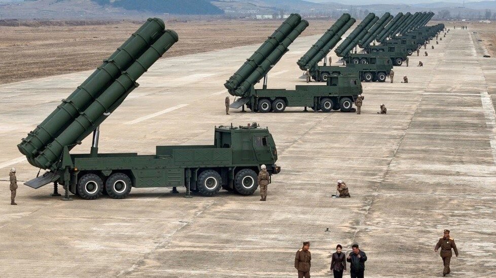 Kim Jong-un menyaksikan barisan 12 sistem peluncur roket multilaras KN-25 Korea Utara dalam latihan tempur jarak jauh. (Dok. HO/Faktakalbar.id)