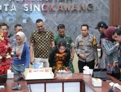 Wali Kota Tjhai Chui Mie Terima Kejutan Ulang Tahun ke-54 saat Pimpin Rapat