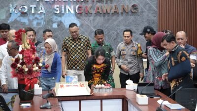 Wali Kota Singkawang Tjhai Chui Mie meniup lilin ulang tahun ke-54 bersama Muhammadin dan Forkopimda di ruang rapat. (Dok. HO/Faktakalbar.id)