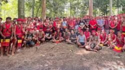 Jajaran Pasukan Merah TBBR saat membacakan pernyataan sikap dan somasi terbuka terkait hilangnya tulisan salam pemersatu adat di kawasan Ibu Kota Nusantara.