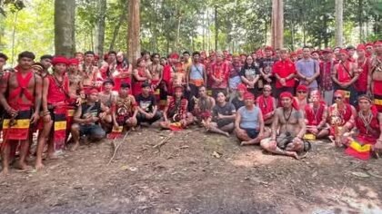 Jajaran Pasukan Merah TBBR saat membacakan pernyataan sikap dan somasi terbuka terkait hilangnya tulisan salam pemersatu adat di kawasan Ibu Kota Nusantara.