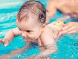 Umur Ideal Anak Belajar Berenang dan Persiapan Wajib bagi Orang Tua