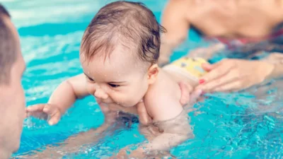 "Ketahui umur ideal anak mulai diajarkan berenang beserta panduan persiapan penting yang harus dilakukan orang tua agar anak tetap aman dan nyaman di air."