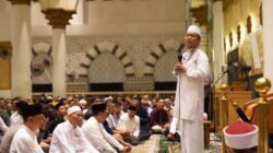 Ustadz Das'ad Latif berdiri menyampaikan tausiyah kepada para jamaah tentang pentingnya menjaga kerukunan dalam acara Safari Kamtibmas Ramadan di Masjid Raya Mujahidin. (Dok. HO/Faktakalbar.id)