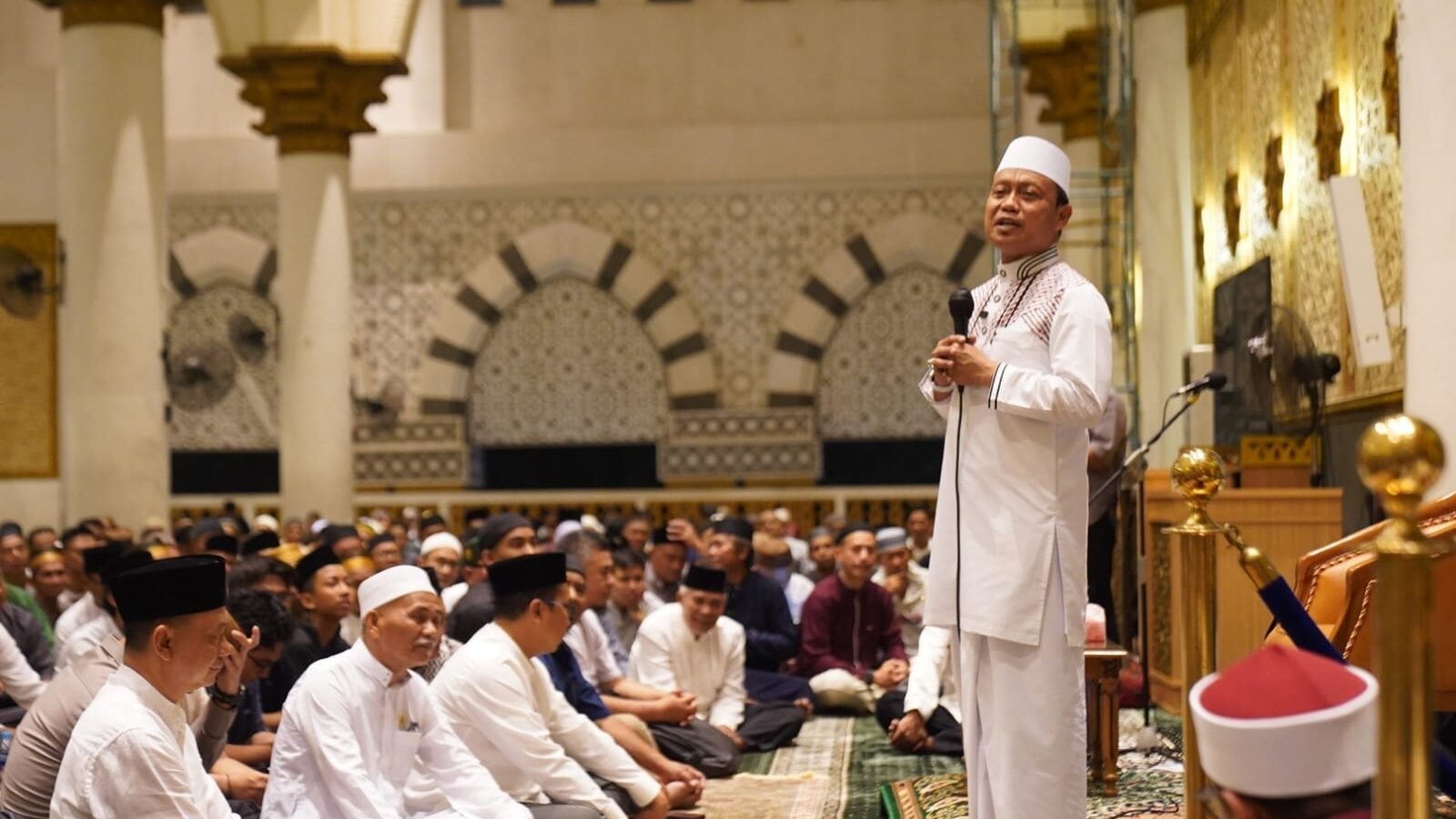 Ustadz Das'ad Latif berdiri menyampaikan tausiyah kepada para jamaah tentang pentingnya menjaga kerukunan dalam acara Safari Kamtibmas Ramadan di Masjid Raya Mujahidin. (Dok. HO/Faktakalbar.id)