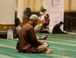 Panduan Lengkap Amalan Iktikaf 10 Hari Terakhir Ramadan Menurut Ustaz Adi Hidayat