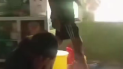 Tangkapan layar dari rekaman video amatir yang memperlihatkan aksi penganiayaan seorang pemuda terhadap ibu kandungnya di Kecamatan Teluk Keramat.