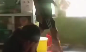 Tangkapan layar dari rekaman video amatir yang memperlihatkan aksi penganiayaan seorang pemuda terhadap ibu kandungnya di Kecamatan Teluk Keramat.