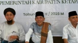 Wakil Bupati Ketapang Jamhuri Amir duduk bersama tokoh agama dan masyarakat saat menghadiri agenda Safari Ramadhan Pemerintah Kabupaten Ketapang. (Dok. HO/Faktakalbar.id)