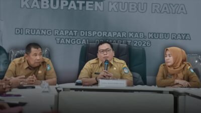 Wakil Bupati Kubu Raya Sukiryanto memberikan arahan dalam rapat koordinasi keolahragaan di Ruang Rapat Disporapar Kubu Raya. (Dok. HO/Faktakalbar.id)