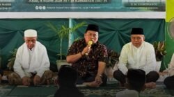 Wakil Bupati Kubu Raya Sukiryanto sedang berbicara menggunakan mikrofon untuk menanggapi persoalan warga dalam acara Safari Ramadan di Pondok Pesantren Raudhatul Ulum 1, Desa Puguk. (Dok. HO/Faktakalbar.id)