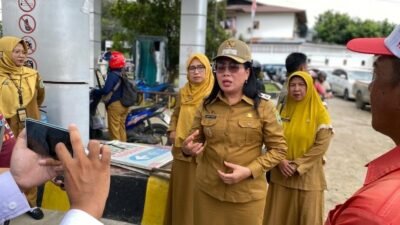 Wabup Susana Herpena menggelar sidak SPBU di Sanggau pada Senin (16/3/2026) menyusul antrean panjang akibat panic buying warga menjelang Idulfitri.
