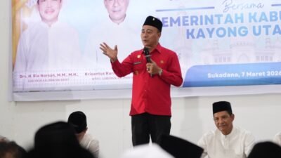 Wakil Gubernur Kalimantan Barat Krisantus Kurniawan saat memberikan sambutan dalam agenda keagamaan bersama jajaran Pemerintah Kabupaten Kayong Utara dan tokoh masyarakat setempat.