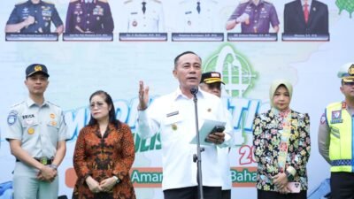 Wakil Gubernur Kalimantan Barat Krisantus Kurniawan saat memberikan instruksi tegas terkait pengamanan distribusi BBM di sela-sela pelepasan peserta mudik.