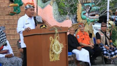 Wakil Gubernur Kalimantan Barat Krisantus Kurniawan memberikan sambutan sekaligus melepas peserta pawai ogoh-ogoh di Pura Giripati Mulawarman, Rabu (18/3/2026).
