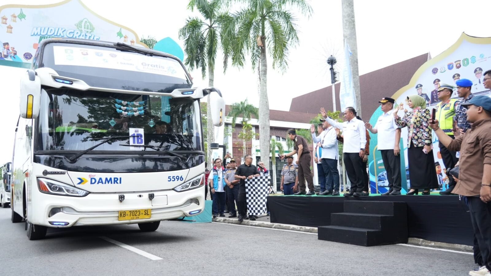 Wakil Gubernur Kalimantan Barat Krisantus Kurniawan saat secara resmi melepas armada bus yang membawa ribuan peserta mudik di halaman Kantor Gubernur Kalbar.
