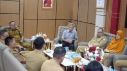 Wakil Gubernur Kalimantan Barat Krisantus Kurniawan saat menerima audiensi jajaran pengurus organisasi aparatur sipil negara beretnis Dayak di ruang kerjanya.