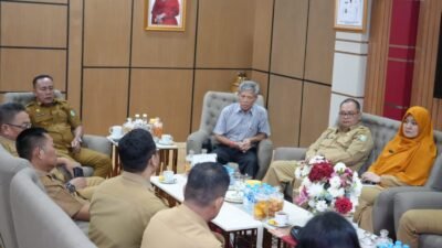 Wakil Gubernur Kalimantan Barat Krisantus Kurniawan saat menerima audiensi jajaran pengurus organisasi aparatur sipil negara beretnis Dayak di ruang kerjanya.