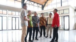 Wakil Gubernur Kalimantan Barat Krisantus Kurniawan didampingi Sekda Ketapang meninjau progres pembangunan fasilitas terminal baru di Bandara Rahadi Oesman.
