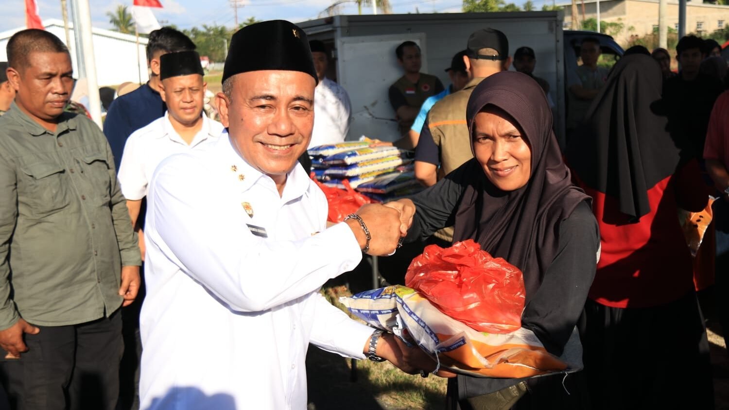 Wakil Gubernur Kalimantan Barat Krisantus Kurniawan menyerahkan paket sembako bersubsidi secara simbolis kepada warga saat pelaksanaan pasar murah di halaman Kantor Camat Tekarang, Kabupaten Sambas, Rabu (4/3/2026).