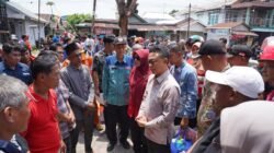 Wali Kota Pontianak Edi Rusdi Kamtono berdialog dan menyerahkan bantuan darurat kepada warga korban kebakaran di Jalan Parwasal, Pontianak Utara. (Dok. HO/Faktakalbar.id)