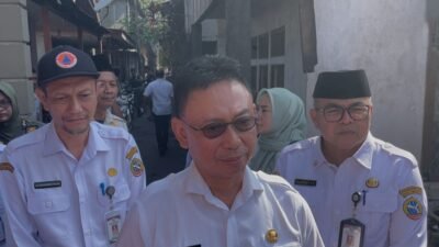 "Wali Kota Pontianak Edi Rusdi Kamtono salurkan bantuan logistik dan janjikan bedah rumah bagi 4 KK korban kebakaran di Gang Tamang 1."