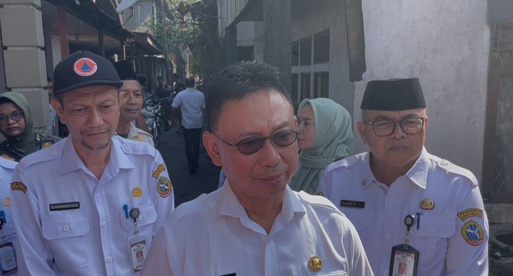 "Wali Kota Pontianak Edi Rusdi Kamtono salurkan bantuan logistik dan janjikan bedah rumah bagi 4 KK korban kebakaran di Gang Tamang 1."