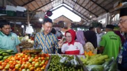 Wali Kota Pontianak Edi Kamtono meninjau stok sayur dan harga bahan pokok di Pasar Puring Siantan. (Dok. HO/Faktakalbar.id)