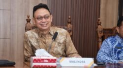 Wali Kota Pontianak Edi Rusdi Kamtono mengenakan batik cokelat saat memberikan arahan dalam FGD Asumsi dan Kerangka Ekonomi Makro di Aula Muis Amin. (Dok. HO/Faktakalbar.id)