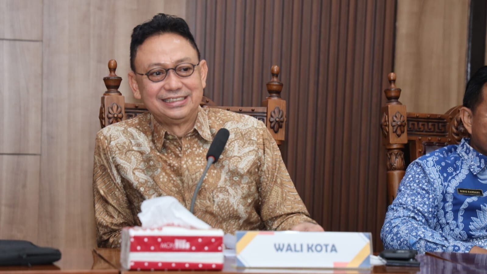 Wali Kota Pontianak Edi Rusdi Kamtono mengenakan batik cokelat saat memberikan arahan dalam FGD Asumsi dan Kerangka Ekonomi Makro di Aula Muis Amin. (Dok. HO/Faktakalbar.id)