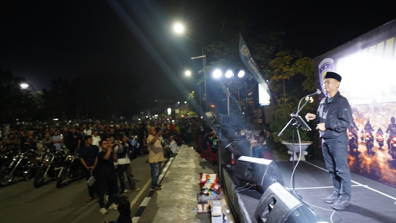 Wali Kota Pontianak Edi Rusdi Kamtono memberikan sambutan di atas panggung di hadapan ribuan anggota komunitas motor dalam acara Sahur On The Road IMI Kalbar. (Dok. HO/Faktakalbar.id)