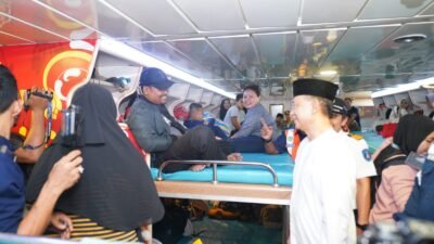 Wali Kota Pontianak Edi Rusdi Kamtono yang mengenakan kemeja putih dan peci hitam tampak tersenyum saat berbincang dengan pemudik di fasilitas tempat tidur susun kabin kapal. (Dok. HO/Faktakalbar.id)