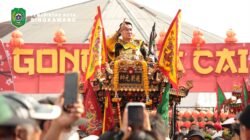 Wali Kota Singkawang Tjhai Chui Mie bersama A.M. Hendropriyono menyaksikan prosesi ritual Ket Sam Thoi atau Cuci Jalan yang dipadati warga di Kota Singkawang. (Dok. HO/Faktakalbar.id)