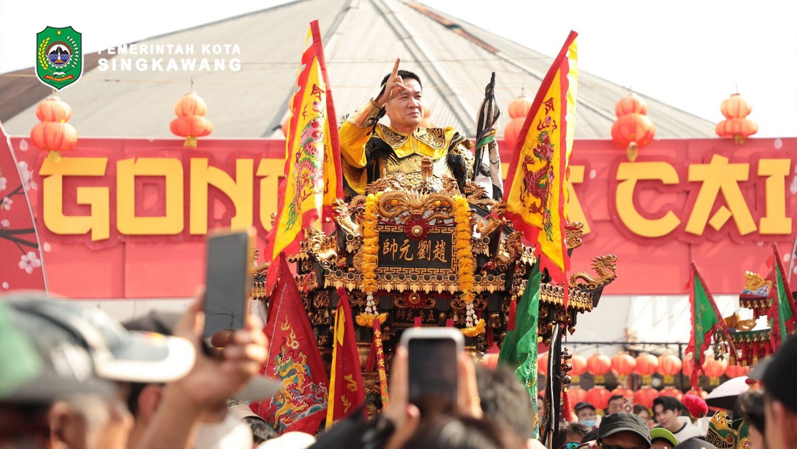 Wali Kota Singkawang Tjhai Chui Mie bersama A.M. Hendropriyono menyaksikan prosesi ritual Ket Sam Thoi atau Cuci Jalan yang dipadati warga di Kota Singkawang. (Dok. HO/Faktakalbar.id)