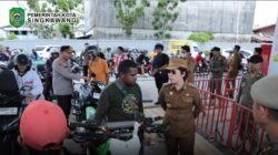 Wali Kota Singkawang Tjhai Chui Mie meninjau langsung kondisi antrean dan distribusi BBM di salah satu SPBU Kota Singkawang. (Dok. HO/Faktakalbar.id)