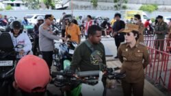 Wali Kota Singkawang Tjhai Chui Mie meninjau langsung kondisi antrean dan distribusi BBM di salah satu SPBU Kota Singkawang. (Dok. HO/Faktakalbar.id)