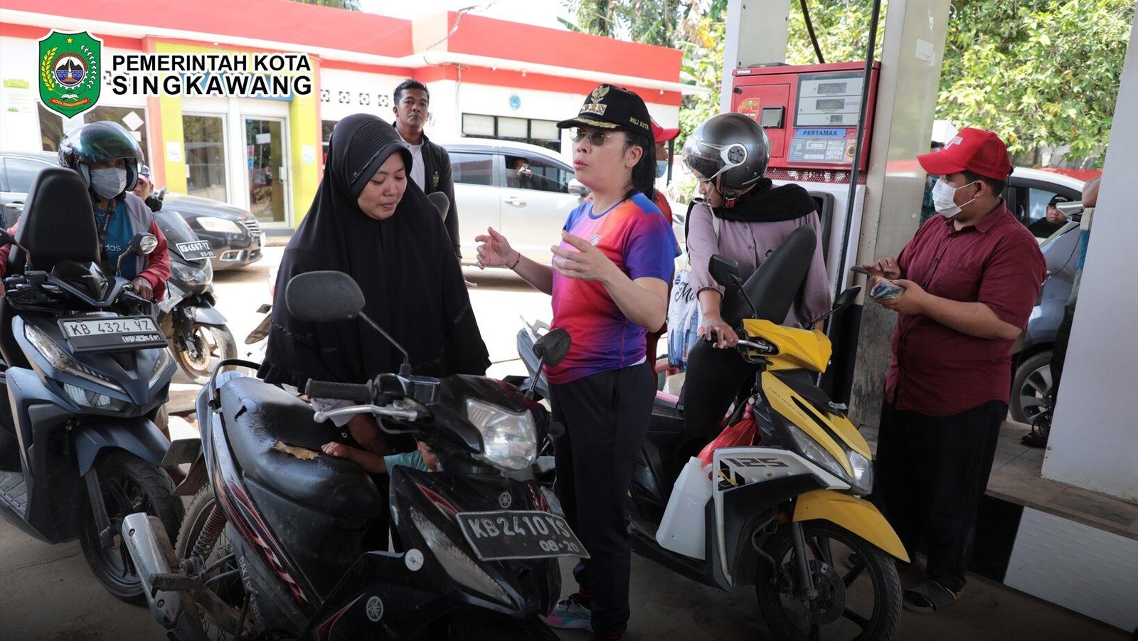 Wali Kota Singkawang Tjhai Chui Mie berdialog dengan warga saat meninjau antrean kendaraan di SPBU guna memastikan stok BBM aman. (Dok. HO/Faktakalbar.id)