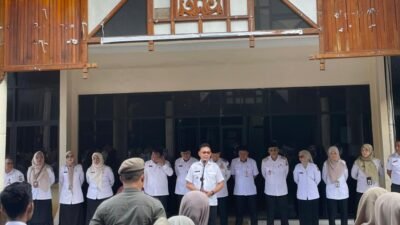 "Walikota Pontianak Edi Rusdi Kamtono tekankan ASN untuk bekerja lebih cepat dan responsif dalam melayani masyarakat di hari pertama masuk kerja. "