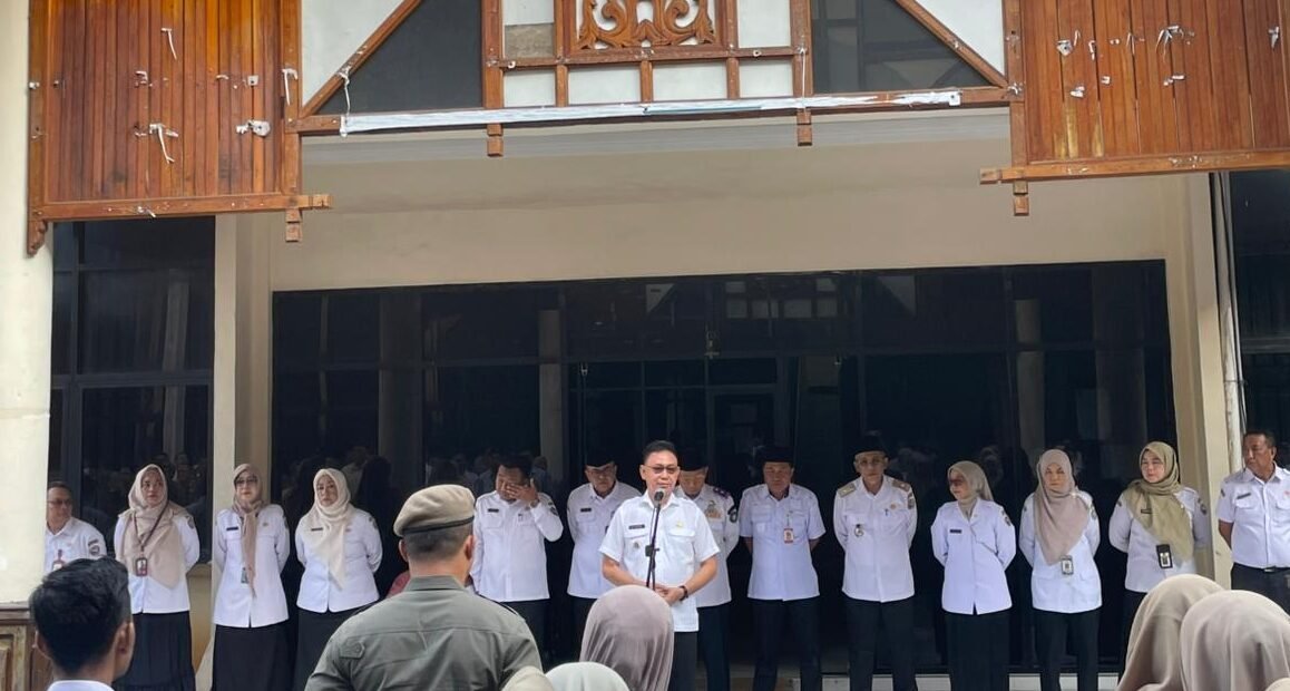 "Walikota Pontianak Edi Rusdi Kamtono tekankan ASN untuk bekerja lebih cepat dan responsif dalam melayani masyarakat di hari pertama masuk kerja. "