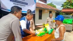 Seorangg warga saat membeli beras SPHP dengan harga terjangkau dalam program Gerakan Pasar Murah yang difasilitasi oleh jajaran kepolisian sektor setempat.