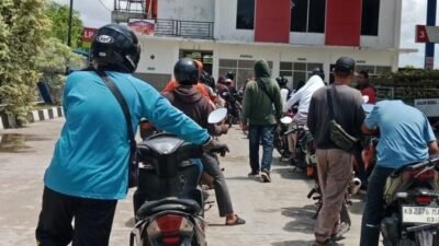 "Antrean panjang di SPBU Pontianak dan Kubu Raya dikeluhkan warga jelang Lebaran 2026. Simak penuturan Julianti Pramita mengenai kondisi antrean di lapangan."