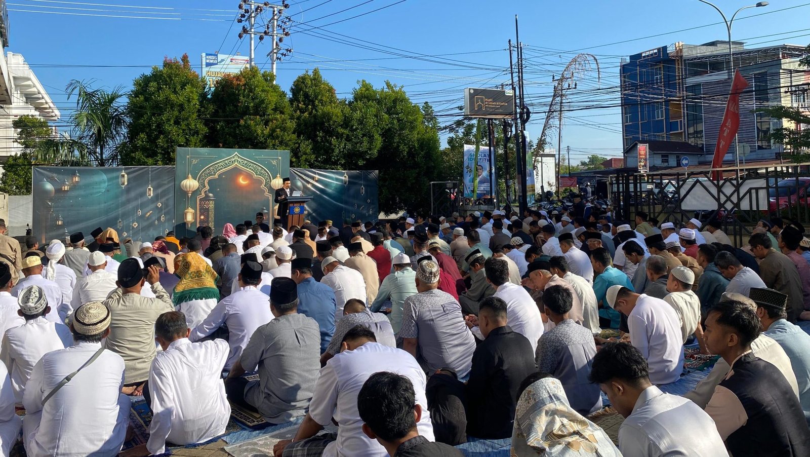 "Warga Muhammadiyah Kalbar laksanakan Salat Idulfitri pada Jumat (20/3). Pemuda Muhammadiyah Kubu Raya ajak masyarakat sikapi perbedaan penetapan hari raya dengan bijak."