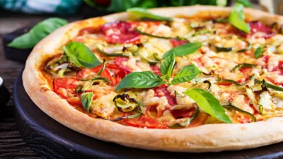 "Jangan sembarang menyimpan makanan sisa! Kenali 3 jenis makanan sisa paling berbahaya mulai dari nasi hingga ayam yang berisiko tinggi menyebabkan keracunan."