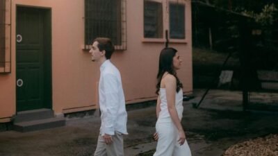 "Uang sering kali menjadi sumber konflik dalam hubungan. Kenali 3 tanda ketidakcocokan finansial dengan pasangan agar tidak memicu masalah di masa depan."