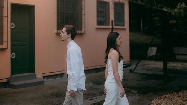 "Uang sering kali menjadi sumber konflik dalam hubungan. Kenali 3 tanda ketidakcocokan finansial dengan pasangan agar tidak memicu masalah di masa depan."