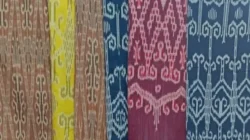 "Kenali lebih dekat pesona Tenun Sintang dari Kalimantan Barat. Mulai dari pewarna alami hingga makna filosofis di balik setiap motifnya yang mendunia. "