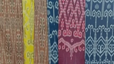 "Kenali lebih dekat pesona Tenun Sintang dari Kalimantan Barat. Mulai dari pewarna alami hingga makna filosofis di balik setiap motifnya yang mendunia. "