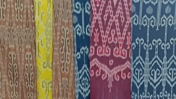 "Kenali lebih dekat pesona Tenun Sintang dari Kalimantan Barat. Mulai dari pewarna alami hingga makna filosofis di balik setiap motifnya yang mendunia. "