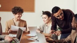 "Mengapa karyawan baru sangat semangat dan menganggap pekerjaan seperti mainan seru? Simak 5 fakta psikologis di balik fase honeymoon dunia kerja."